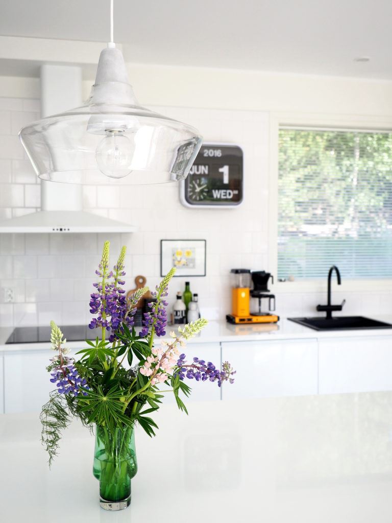 Yläkaapiton vaalea keittiö, Porvoo