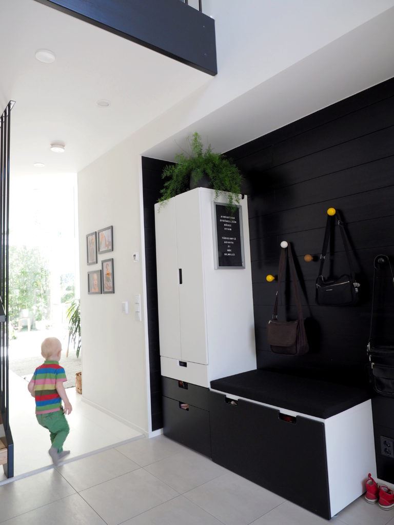 Mustavalkoinen eteinen, omakotitalo Porvoossa