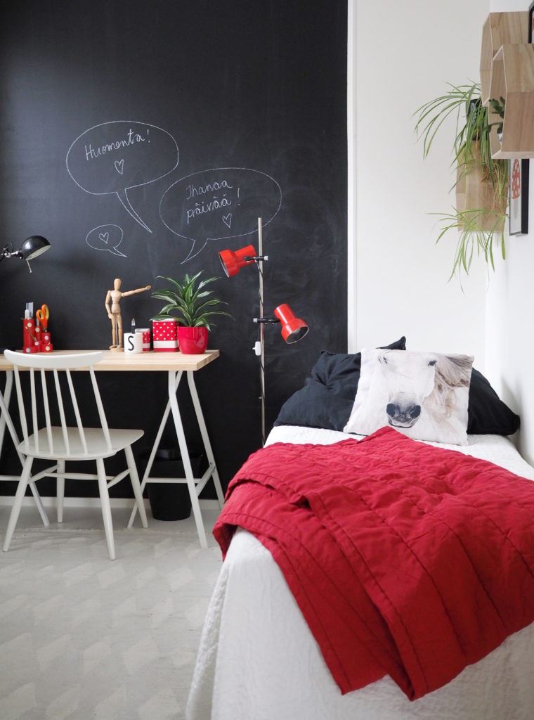 Teinitytön makuuhuone, punainen tehosteena